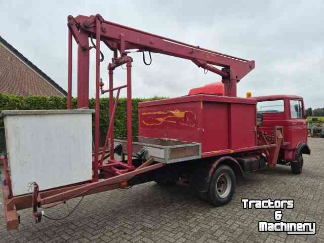 Truck Mercedes Benz LP 608 met hoogwerker.