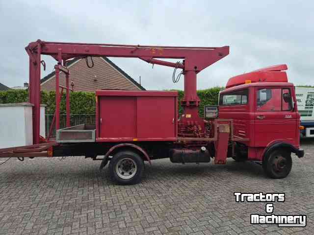 Truck Mercedes Benz LP 608 met hoogwerker.
