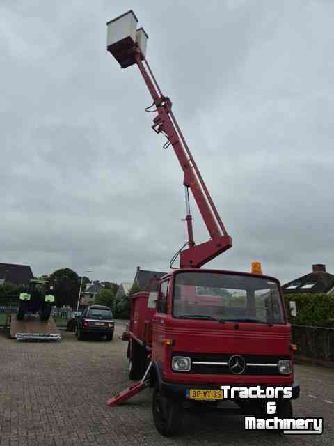 Truck Mercedes Benz LP 608 met hoogwerker.