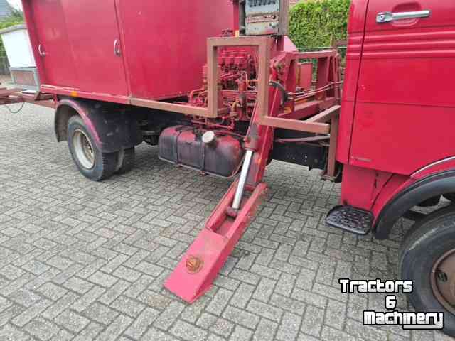 Truck Mercedes Benz LP 608 met hoogwerker.