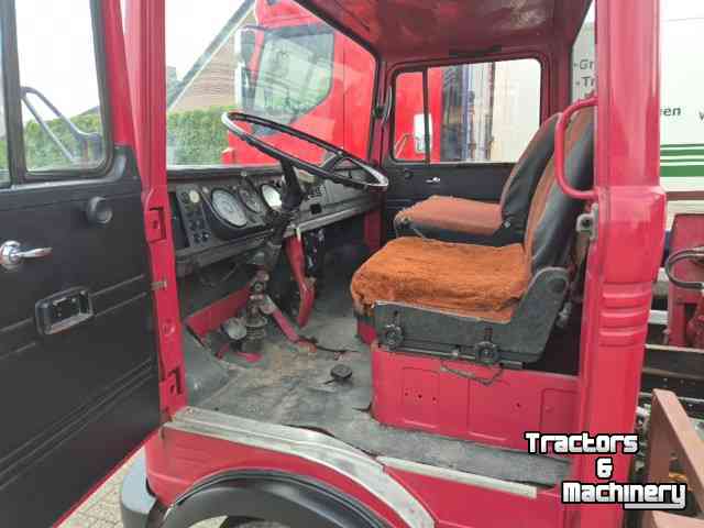 Truck Mercedes Benz LP 608 met hoogwerker.