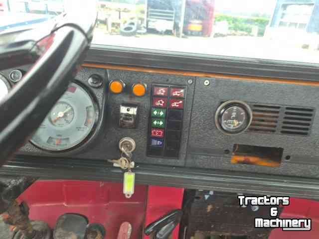 Truck Mercedes Benz LP 608 met hoogwerker.