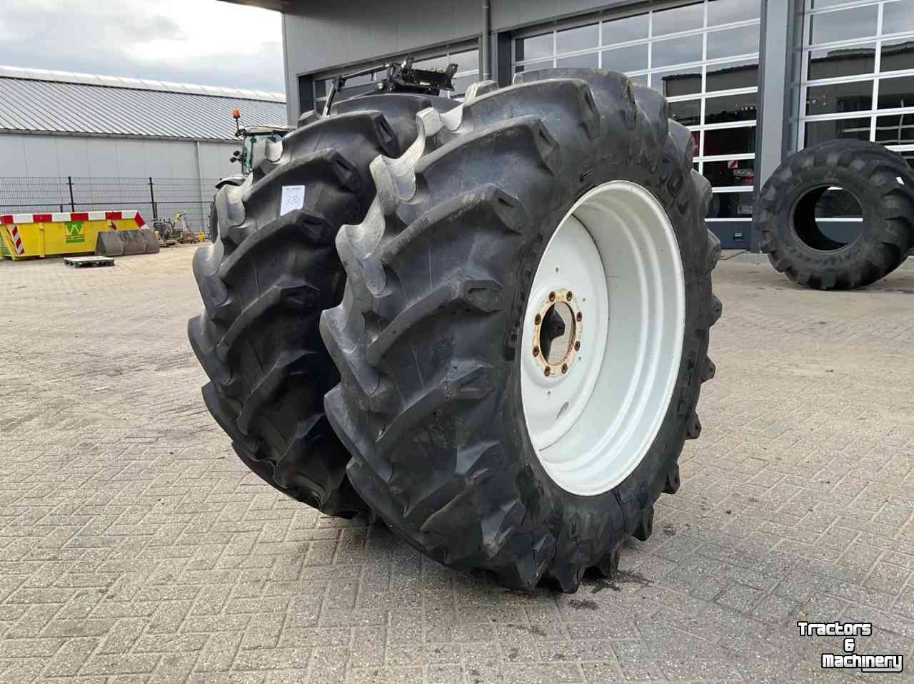 Wheels, Tyres, Rims & Dual spacers Pirelli 520/70 R38 banden op velg