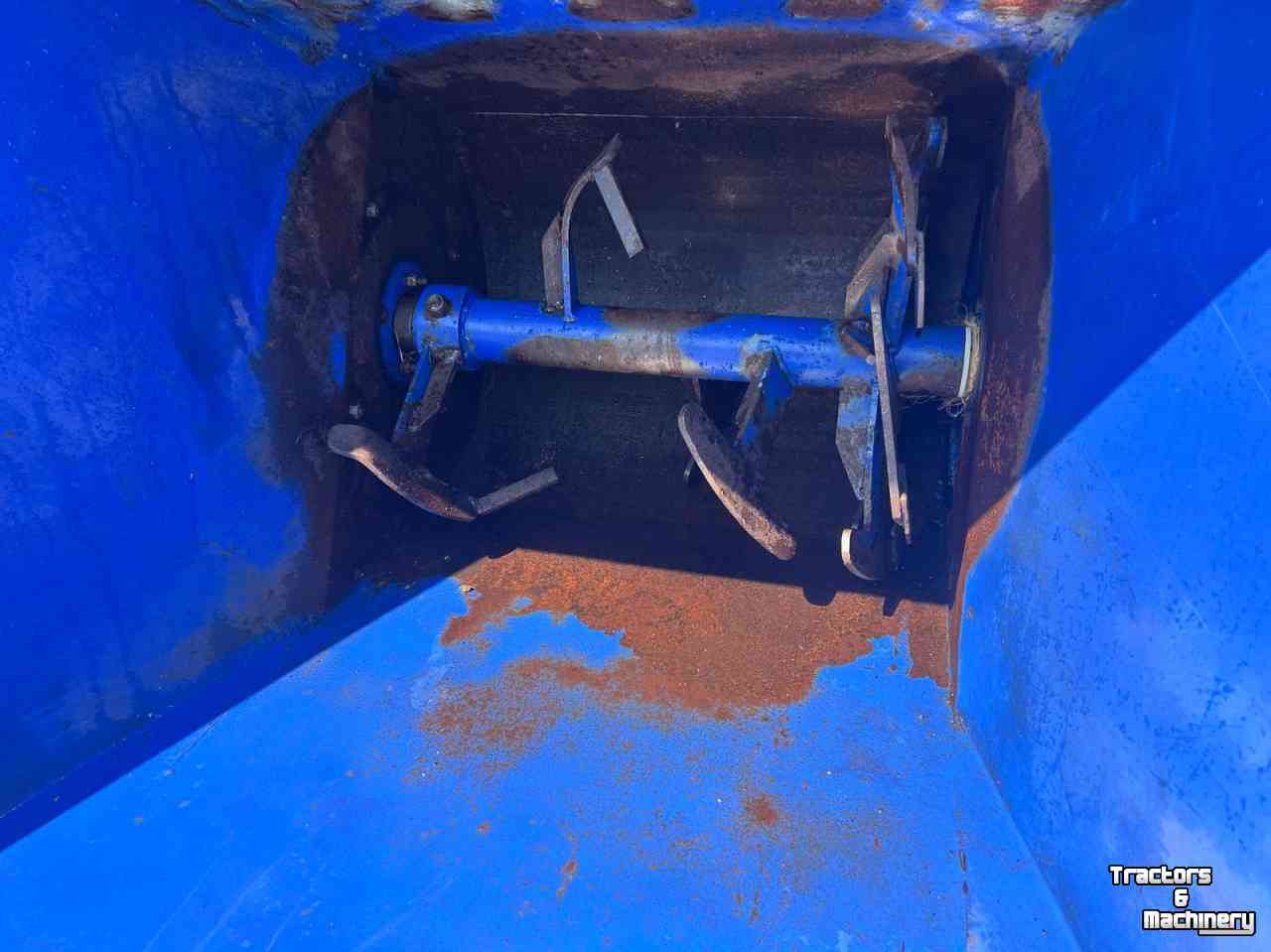 Sawdust spreader for boxes Detech DT