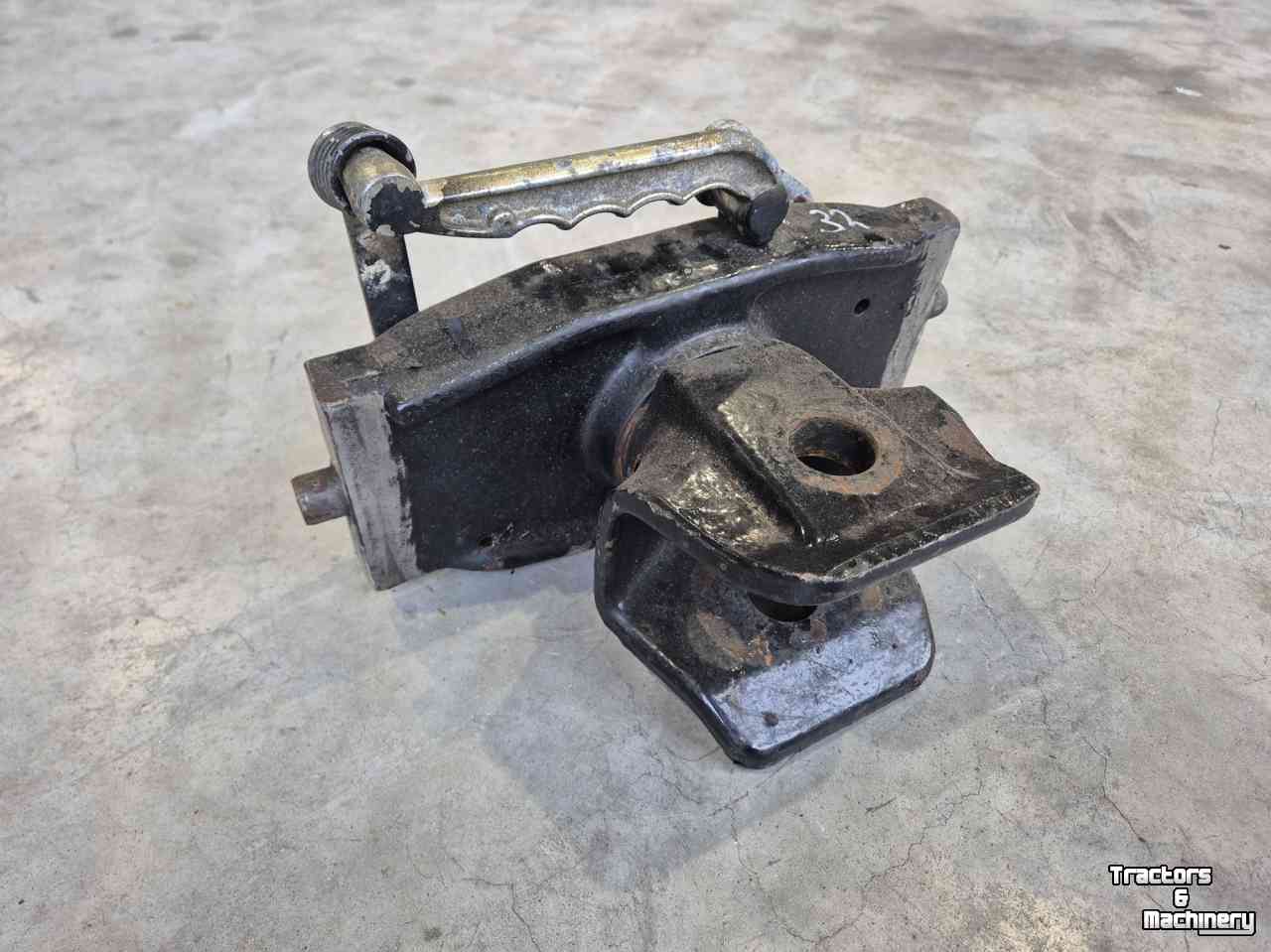 Used parts for tractors Case-IH New Holland trekhaken 320mm, 330mm en 390mm trekhaken