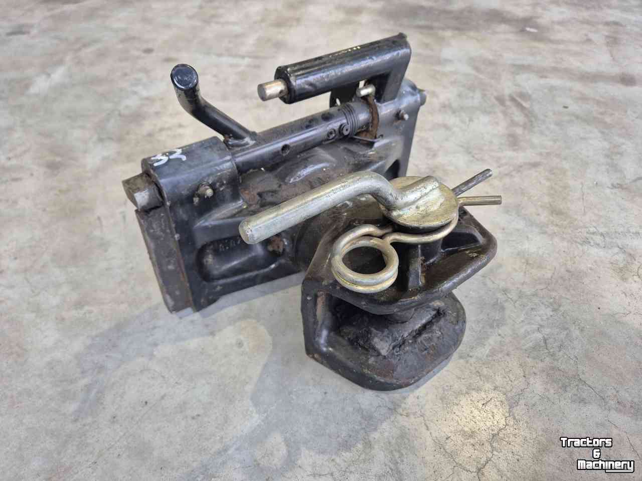 Used parts for tractors Case-IH New Holland trekhaken 320mm, 330mm en 390mm trekhaken