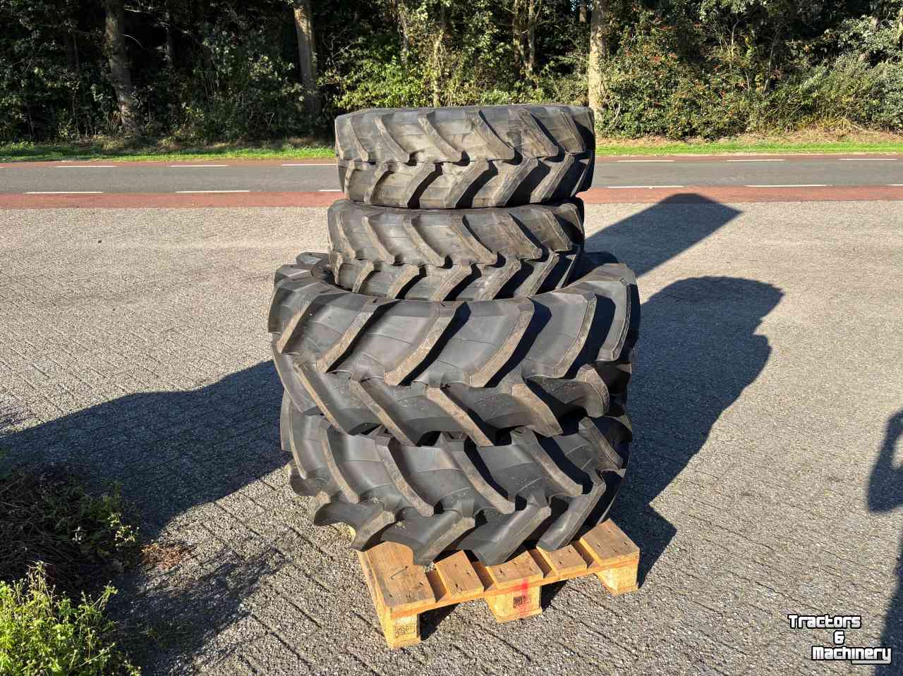Wheels, Tyres, Rims & Dual spacers Trelleborg 420/70R24 & 280/70R18 Demontage