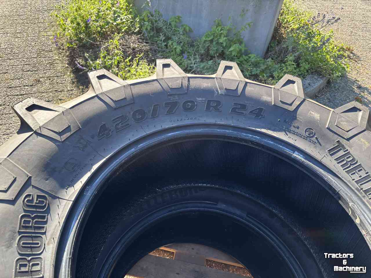 Wheels, Tyres, Rims & Dual spacers Trelleborg 420/70R24 & 280/70R18 Demontage