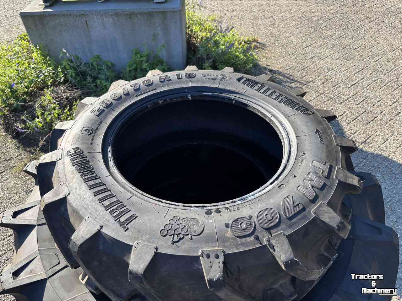 Wheels, Tyres, Rims & Dual spacers Trelleborg 420/70R24 & 280/70R18 Demontage