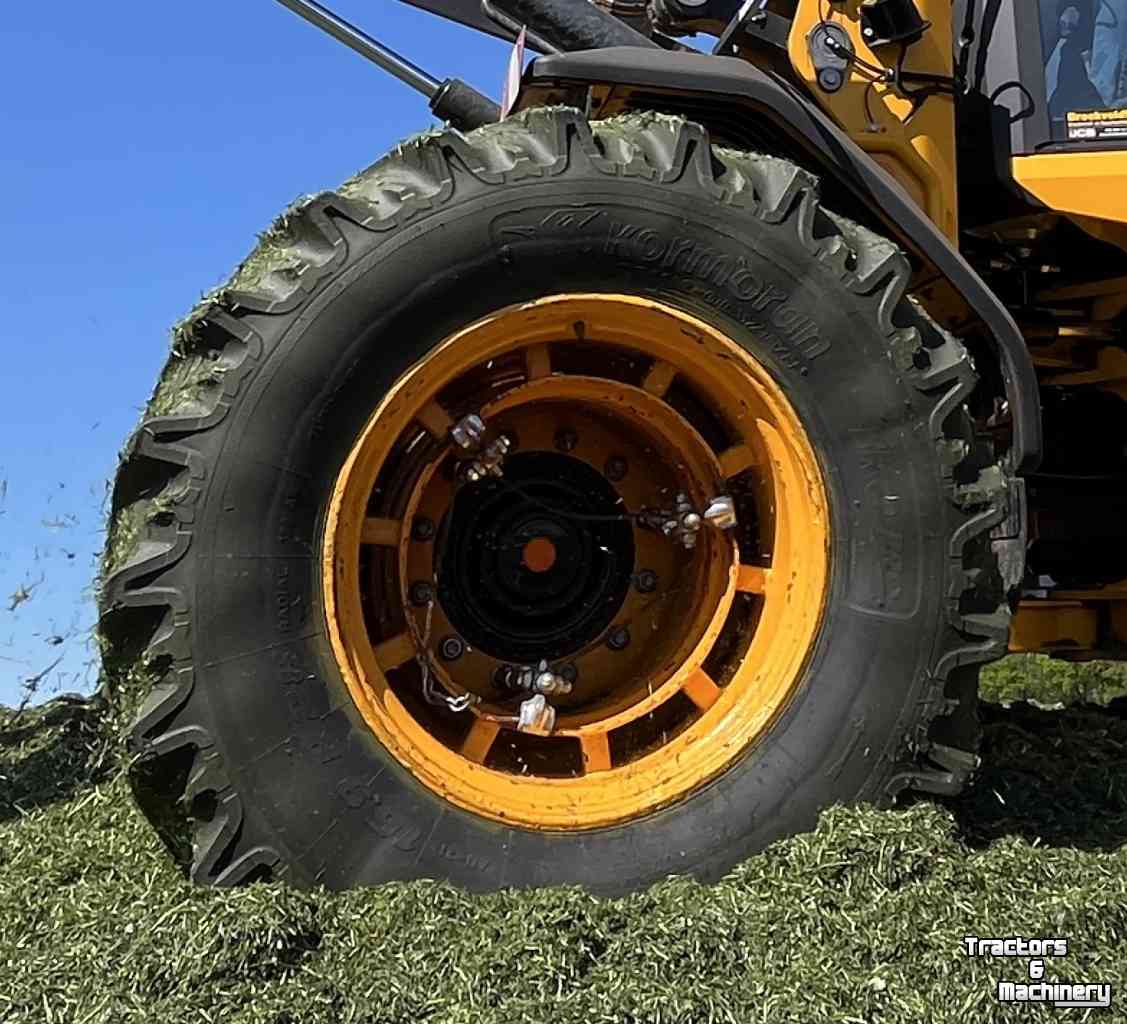 Wheels, Tyres, Rims & Dual spacers  16.9R28 naast 20.5R25