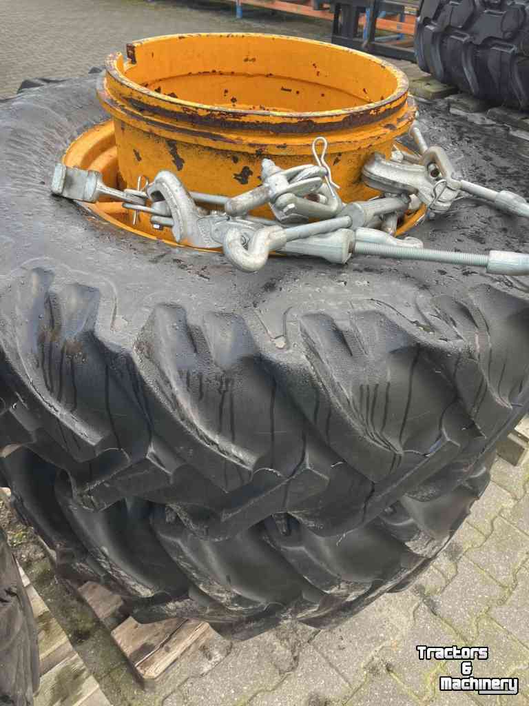 Wheels, Tyres, Rims & Dual spacers  16.9R28 naast 20.5R25