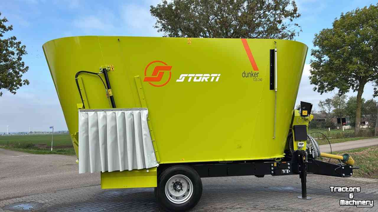 Feed mixer Storti T2S 240 voermengwagen