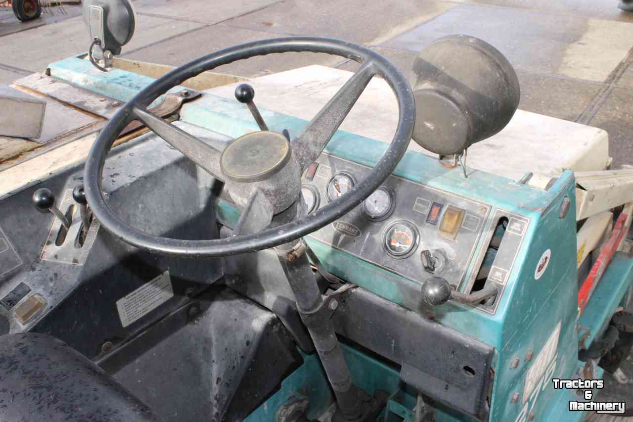 Sweepers and vacuum sweepers Tennant 275 veegmachine veeg/zuigmachine zelfrijdende borstel Kubota dieselmotor