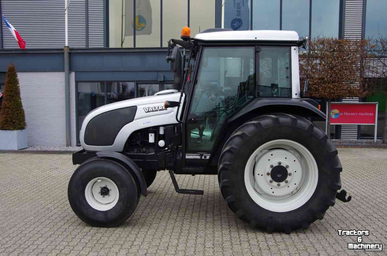 Tractors Valtra A82