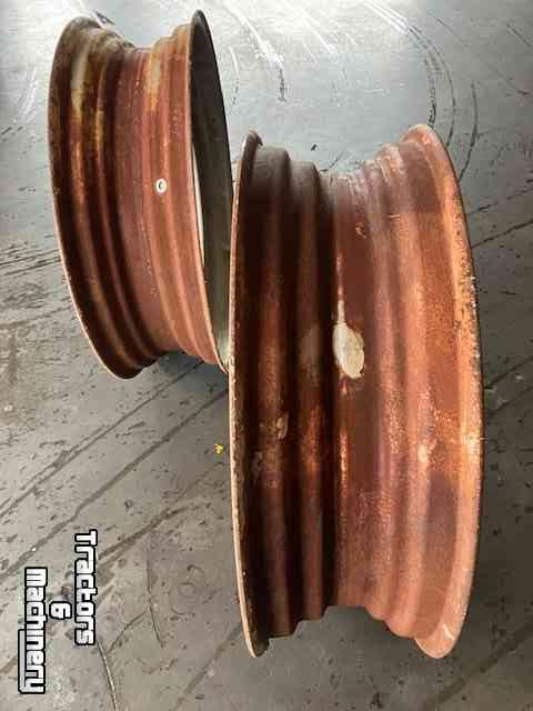 Wheels, Tyres, Rims & Dual spacers Case-IH Set Velgringen  DW10x34 ring eenkant 29cm anderekant 10cm