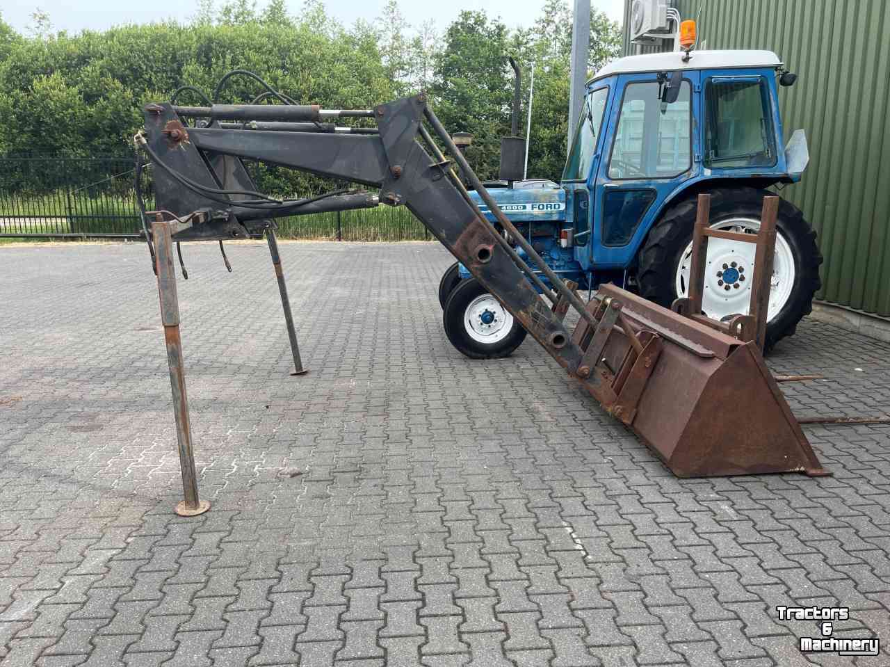 Front-end loader  Robuuste voorlader met bak en balenprikker, MF