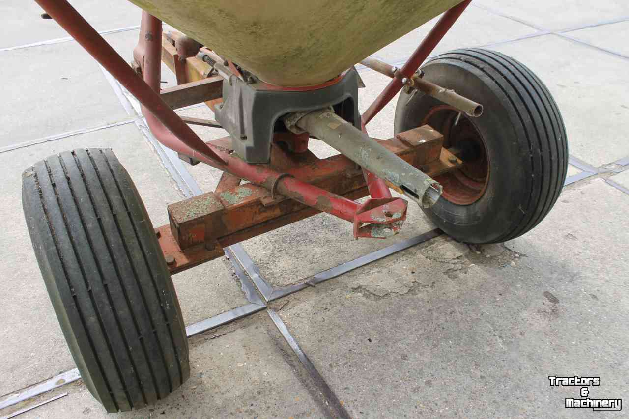 Fertilizer spreader Vicon Pendelstrooier op wielstel