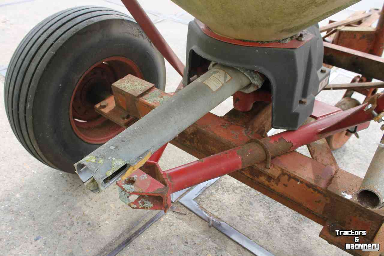 Fertilizer spreader Vicon Pendelstrooier op wielstel