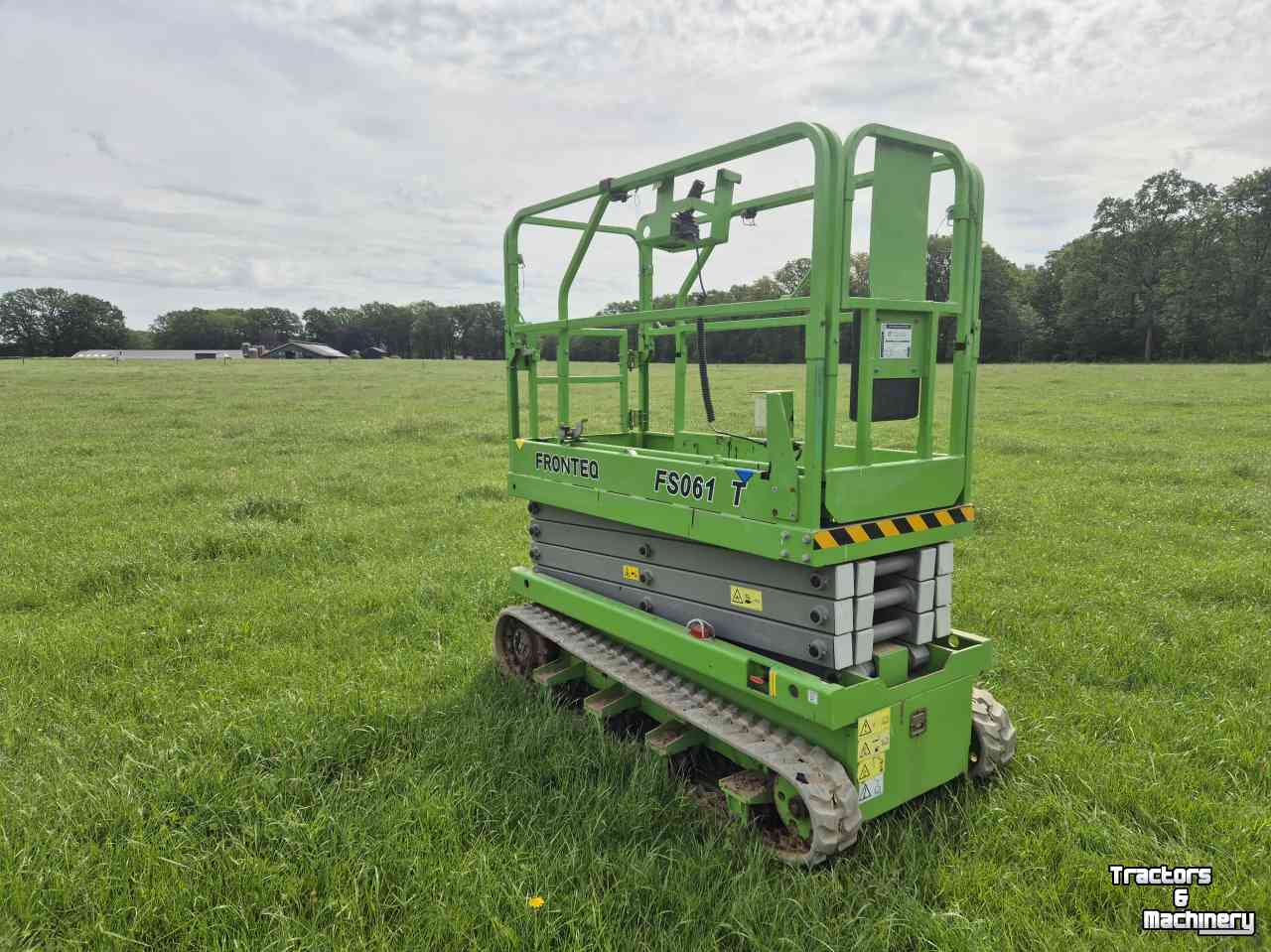 Articulated platforms  Fronteq FS0610T Schaar hoogwerker rups