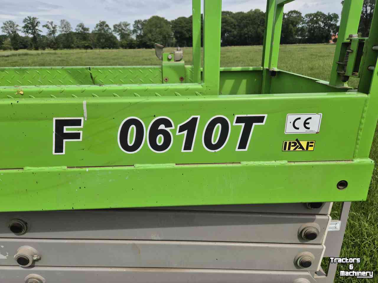 Articulated platforms  Fronteq FS0610T Schaar hoogwerker rups