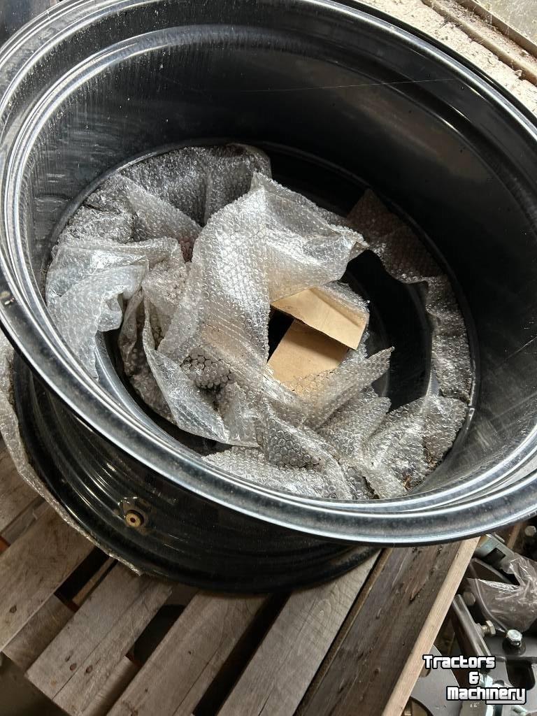 Wheels, Tyres, Rims & Dual spacers  Zwarte Velgen W16L x 28