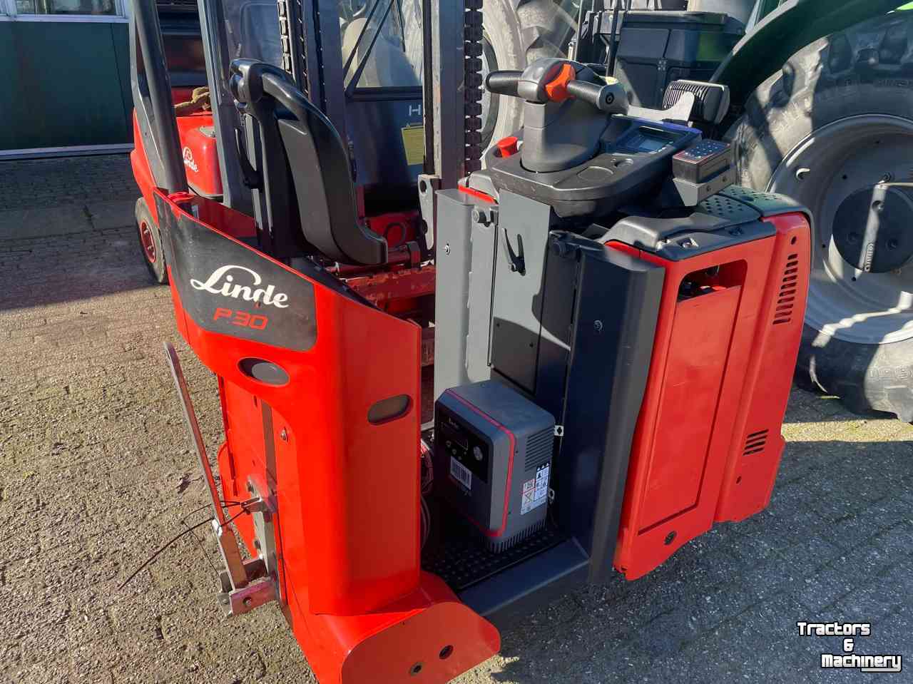 Other transport and industrial equipment and accessories Linde P30 Terminal tractor electric
