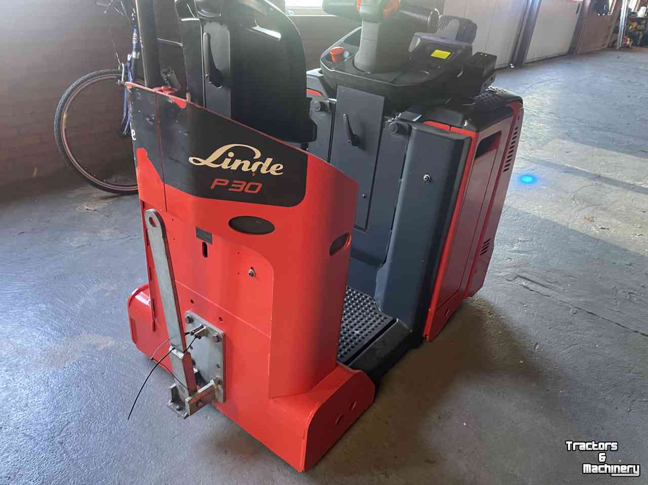 Other transport and industrial equipment and accessories Linde P30 Terminal tractor electric
