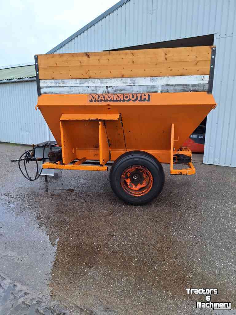 Manure spreader  Mammouth turf / compoststrooier