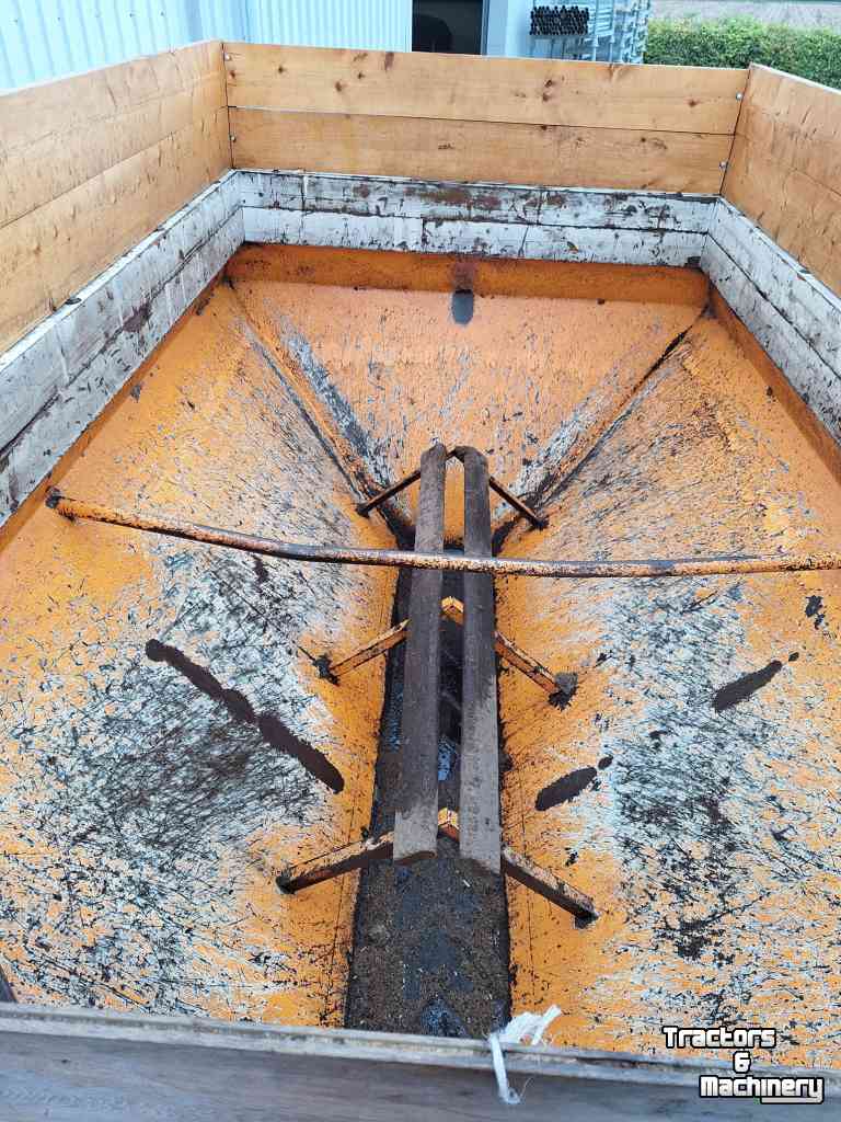 Manure spreader  Mammouth turf / compoststrooier