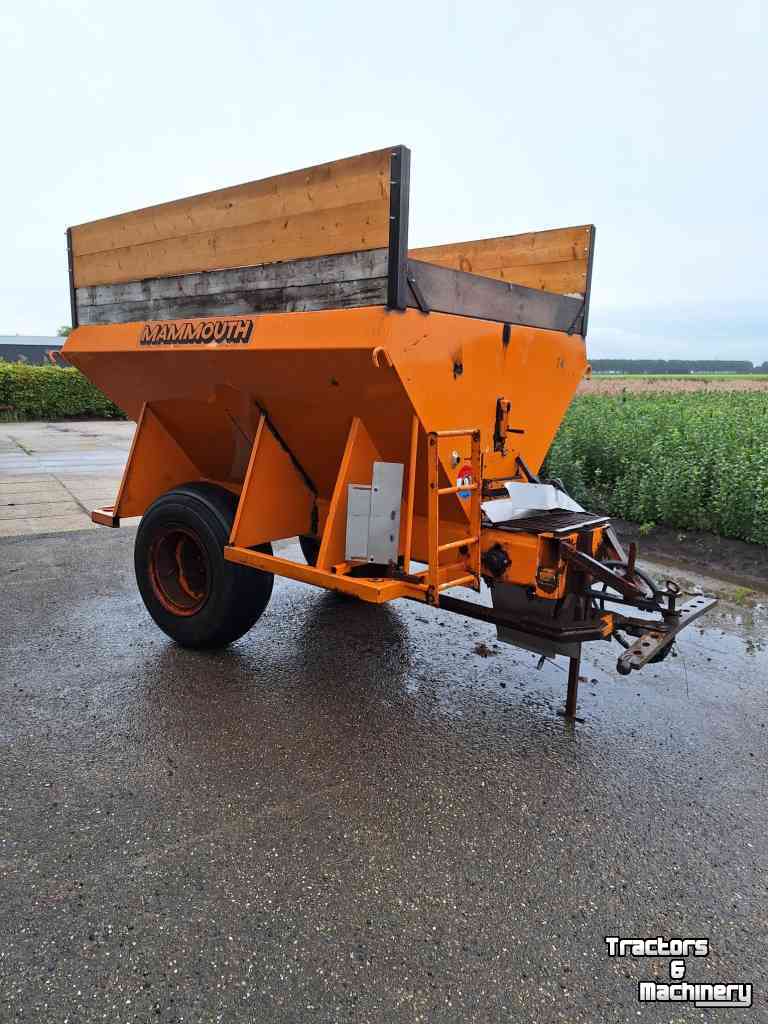 Manure spreader  Mammouth turf / compoststrooier
