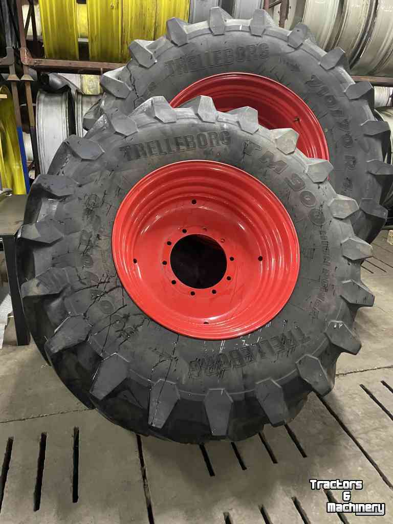 Wheels, Tyres, Rims & Dual spacers Trelleborg TRELLEBORG 710/70R42 met 600/70R30 OP FENDT VELG 90%