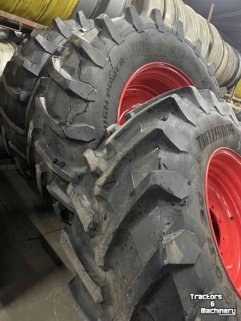 Wheels, Tyres, Rims & Dual spacers Trelleborg TRELLEBORG 710/70R42 met 600/70R30 OP FENDT VELG 90%