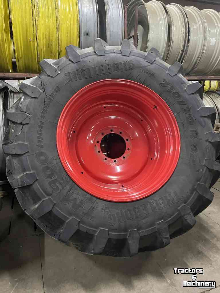 Wheels, Tyres, Rims & Dual spacers Trelleborg TRELLEBORG 710/70R42 met 600/70R30 OP FENDT VELG 90%