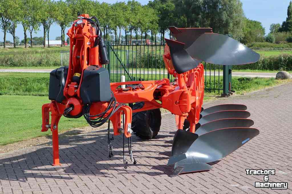 Ploughs Kuhn VARIMASTER L ON LAND