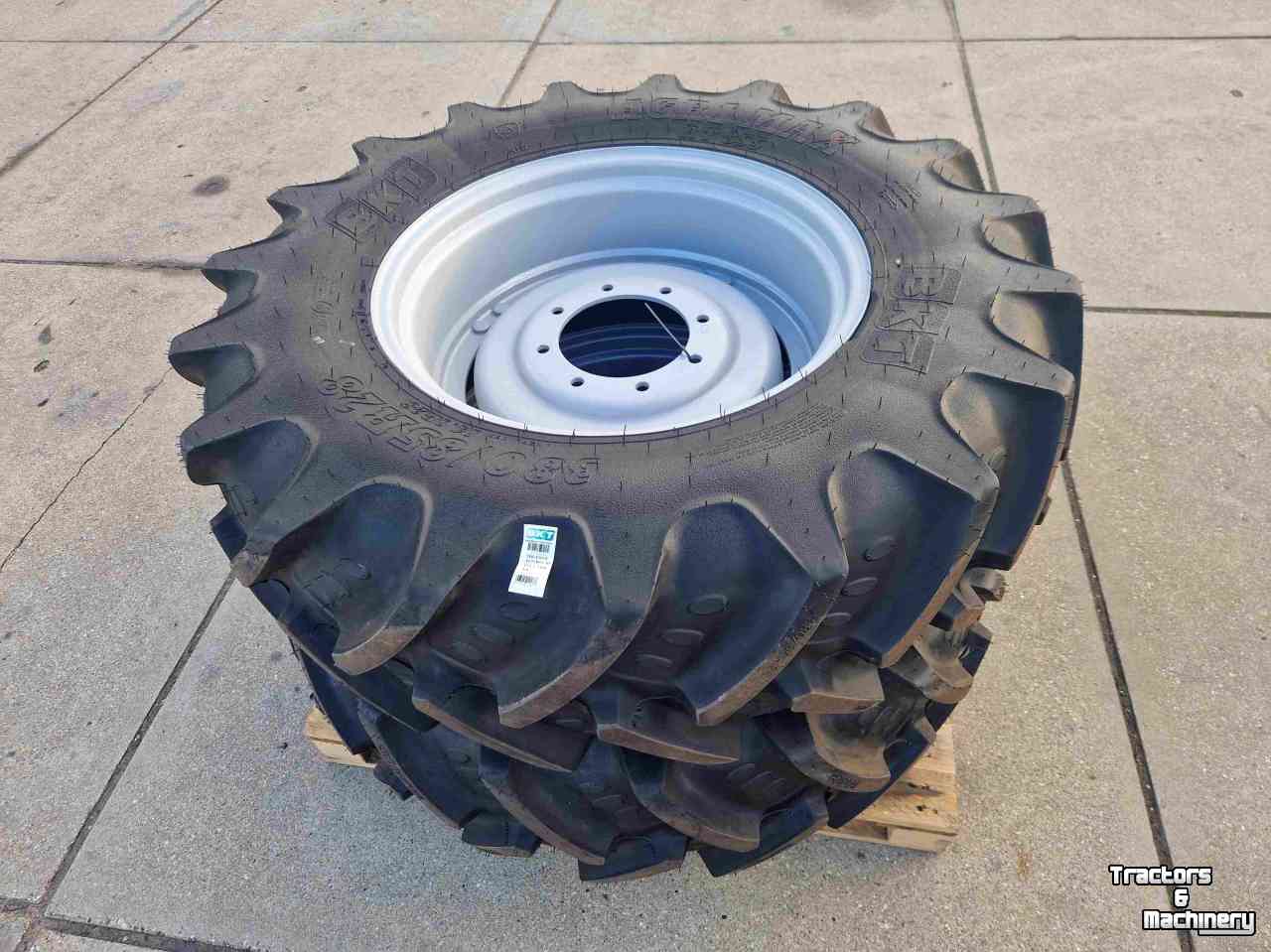 Wheels, Tyres, Rims & Dual spacers BKT 460/85R38 en 380/85R28 BKT Agrimax