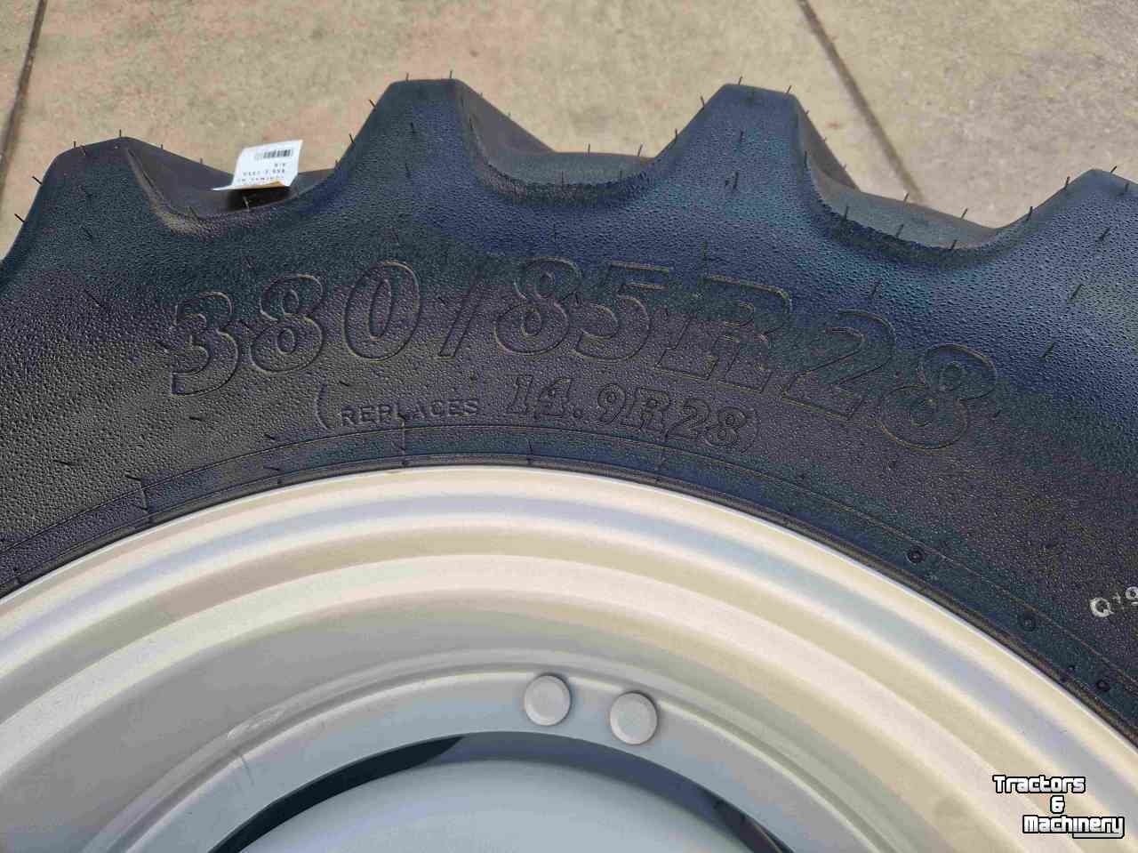 Wheels, Tyres, Rims & Dual spacers BKT 460/85R38 en 380/85R28 BKT Agrimax