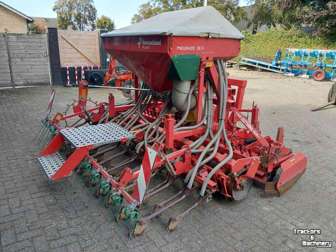 Seed Drill Combination Kverneland Pneumatic DE-S Zaaicombinatie  Met Lely Rotorkopeg