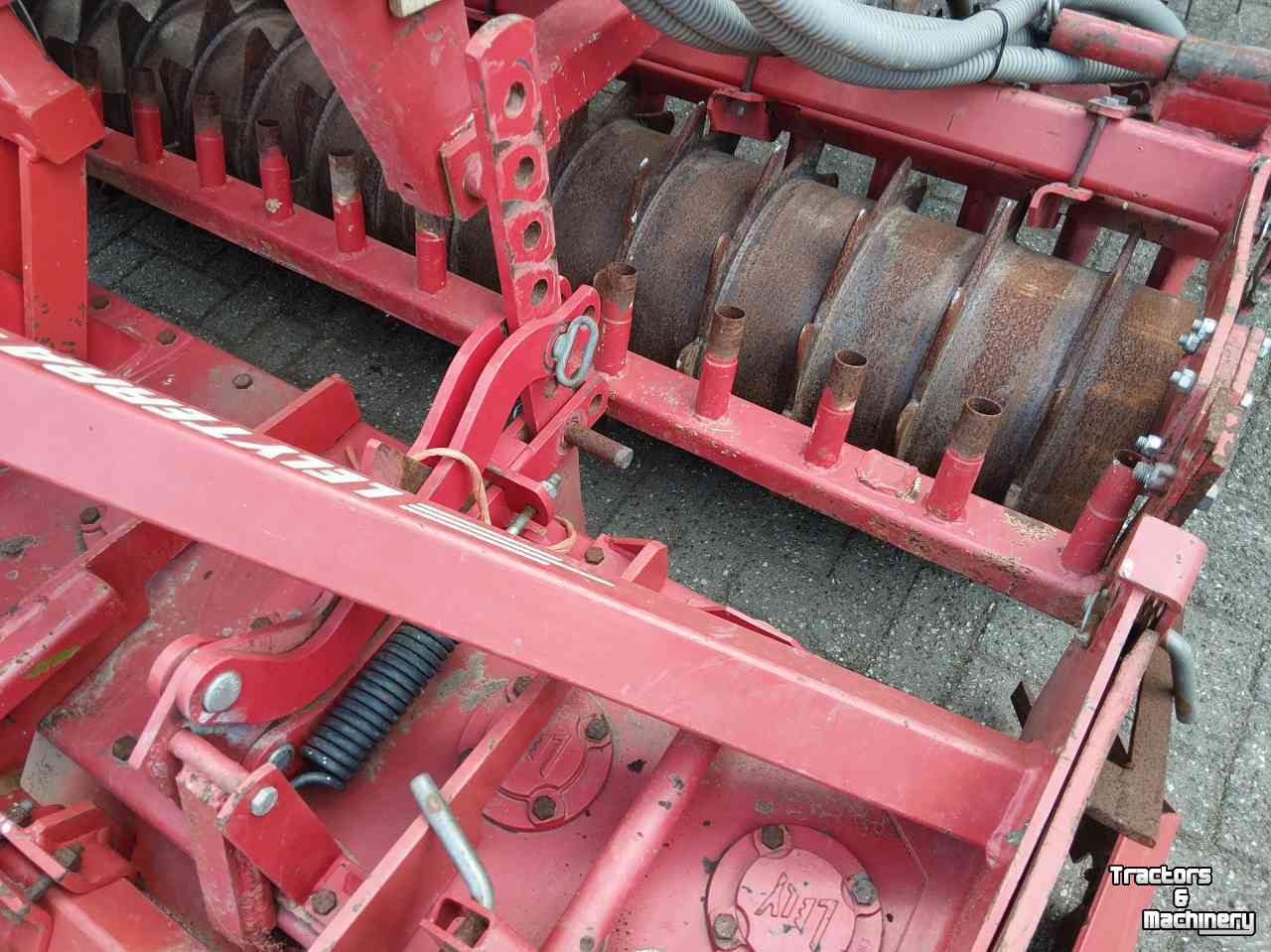 Seed Drill Combination Kverneland Pneumatic DE-S Zaaicombinatie  Met Lely Rotorkopeg
