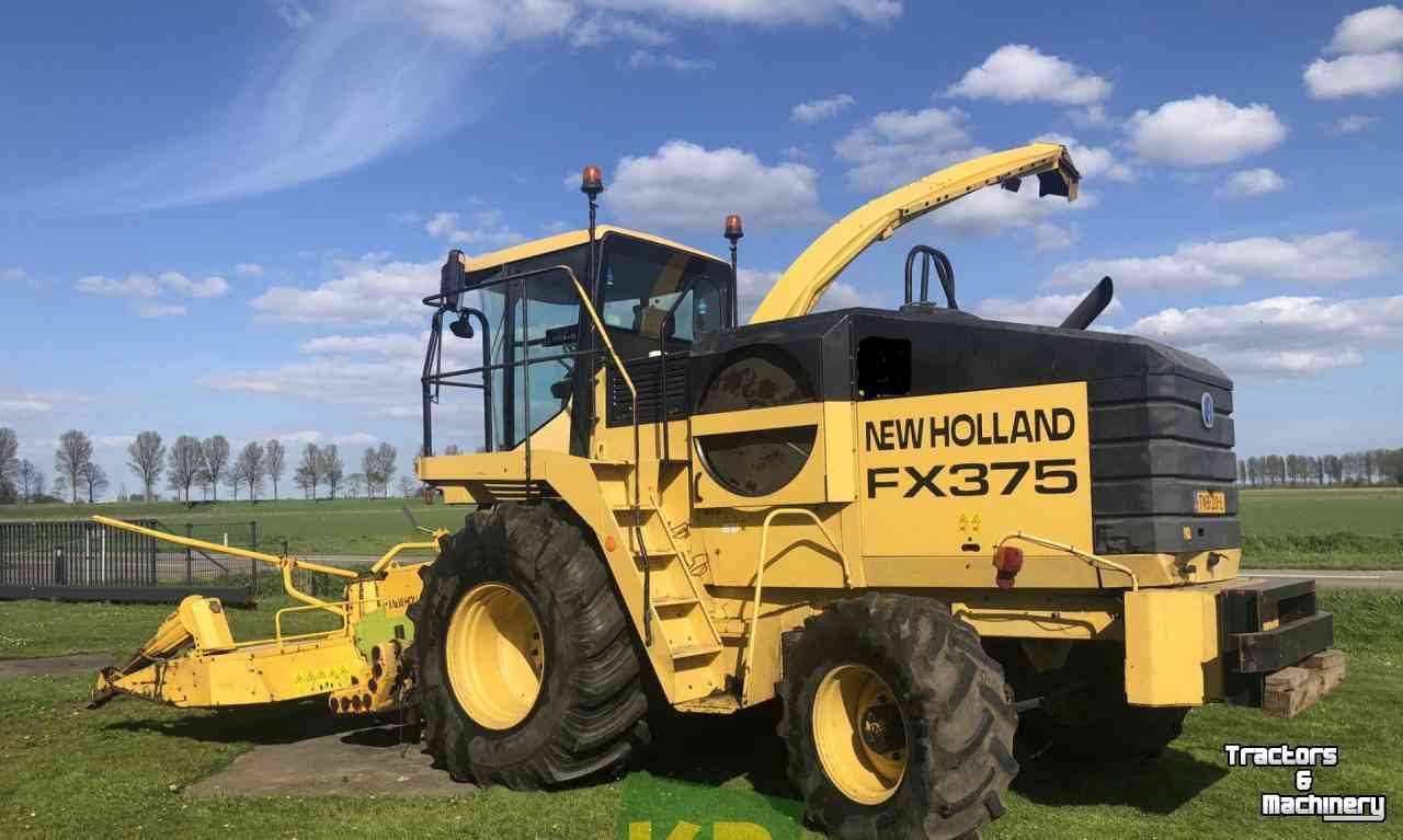 Forage-harvester New Holland FX 375 Zelfrijdende Hakselaar + Maisbek + PU