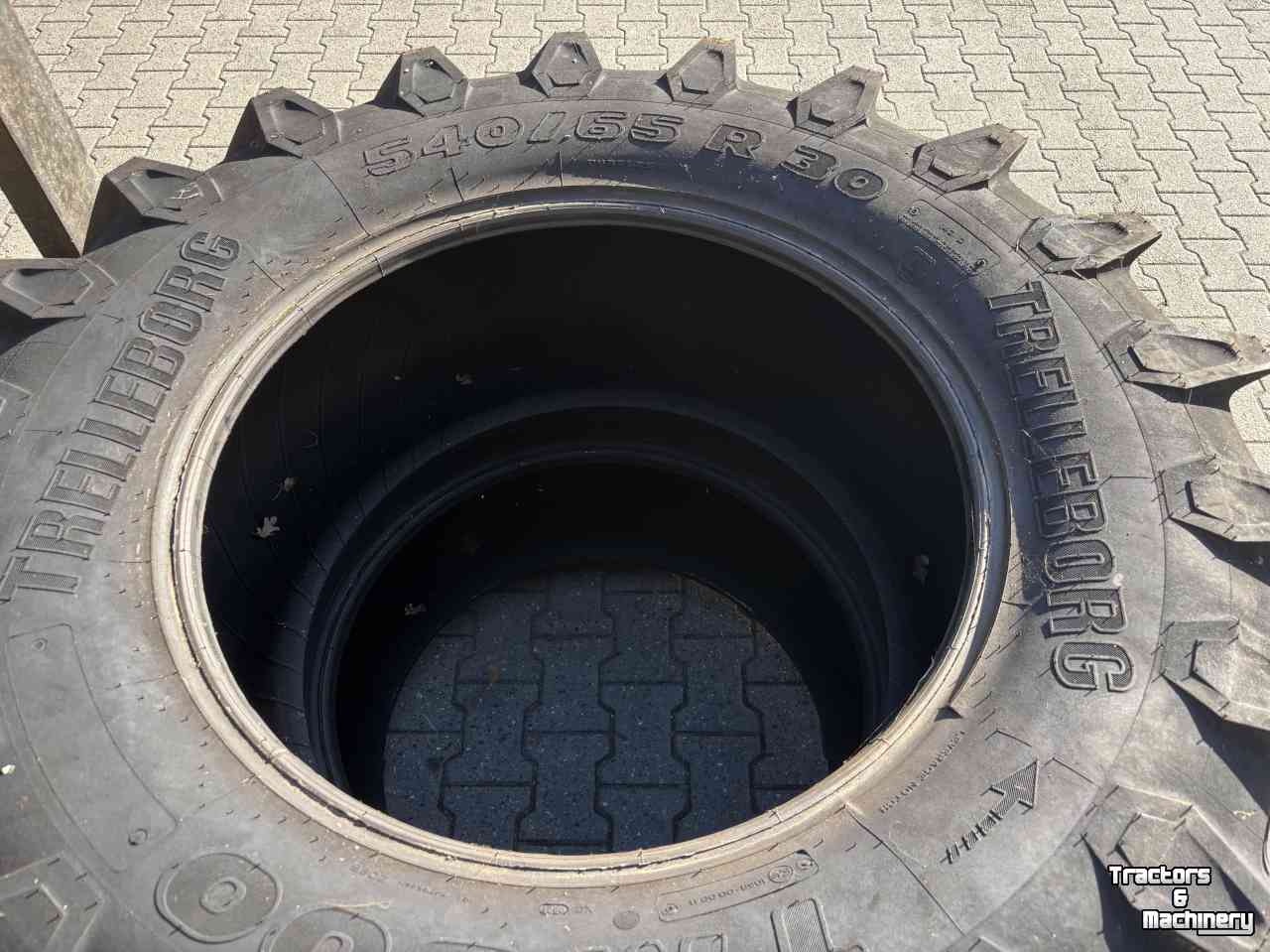 Wheels, Tyres, Rims & Dual spacers Trelleborg 540/65R30 TM800 Nieuw