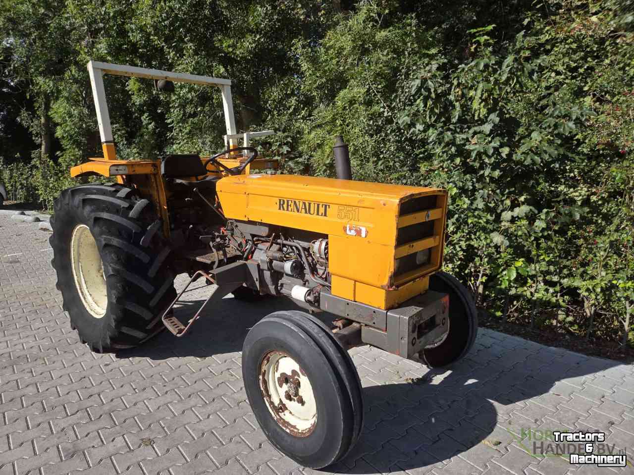 Tractor Renault 551