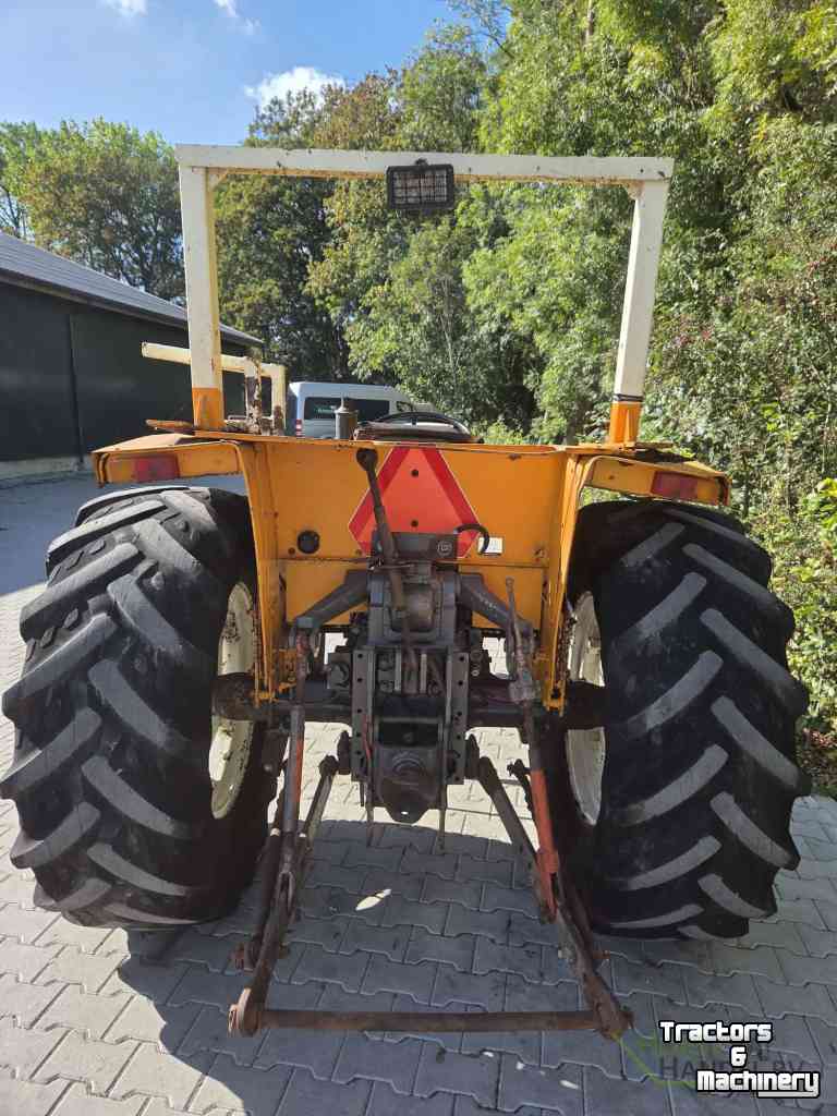 Tractor Renault 551