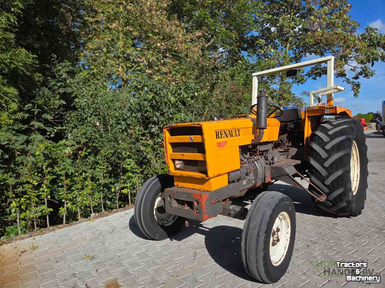 Tractor Renault 551