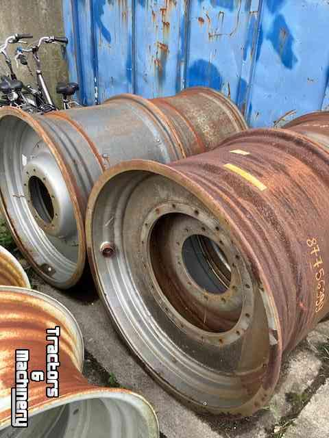Wheels, Tyres, Rims & Dual spacers Case-IH 4x Vaste Velg DW27x38 280/335/10gaats zijkant naar binnenplaat 27cm andere zijde 44cm
