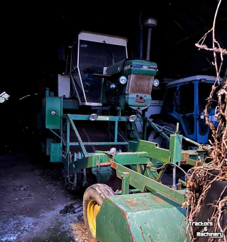Potato harvester Krakei Zelfrijdende Aardappelrooier met Ford 6610