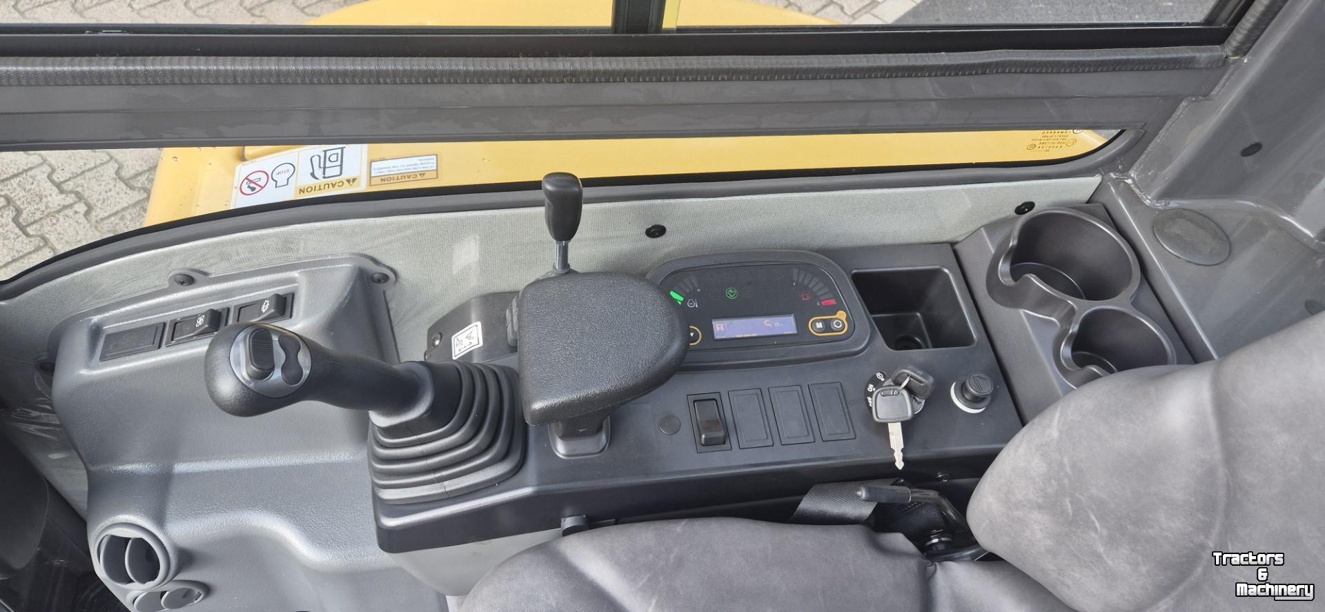 Mini-Excavator New Holland E26C
