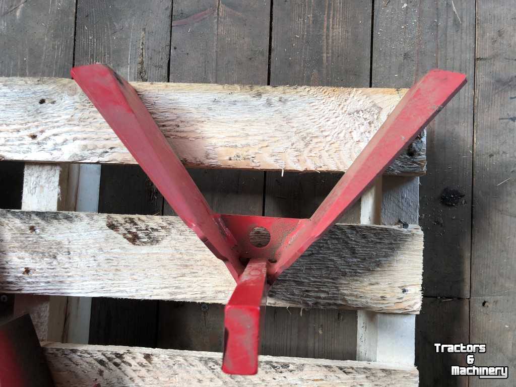 Diverse used spare-parts Kverneland Kluitenruimer Kverneland