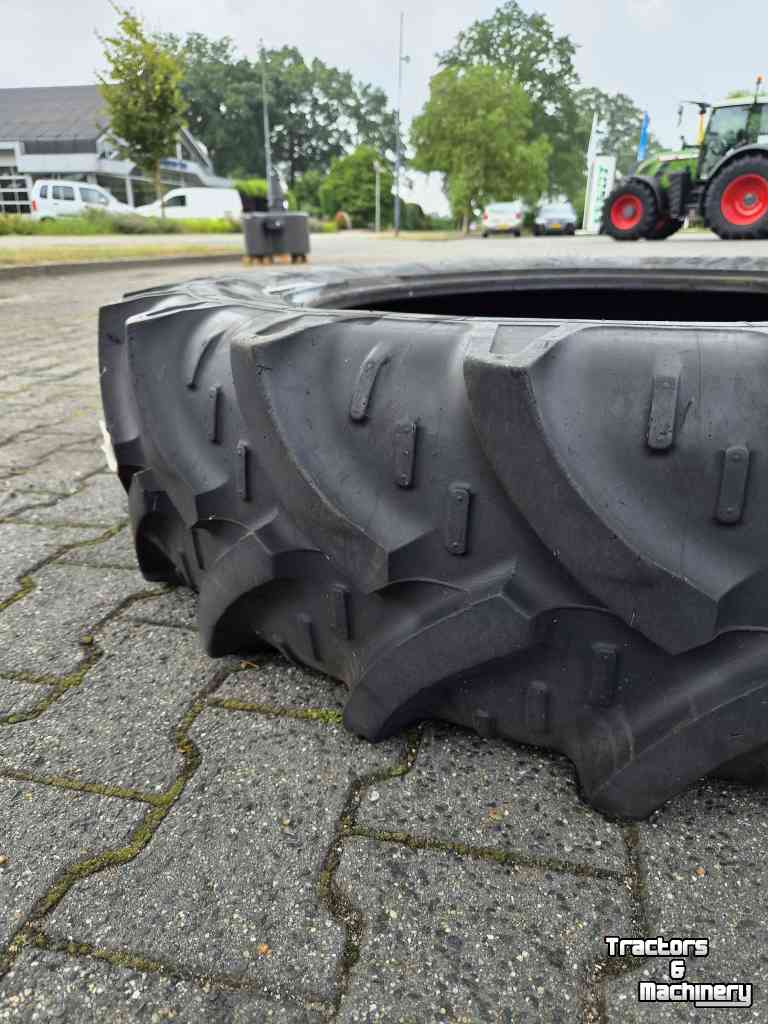 Wheels, Tyres, Rims & Dual spacers  270/95R32