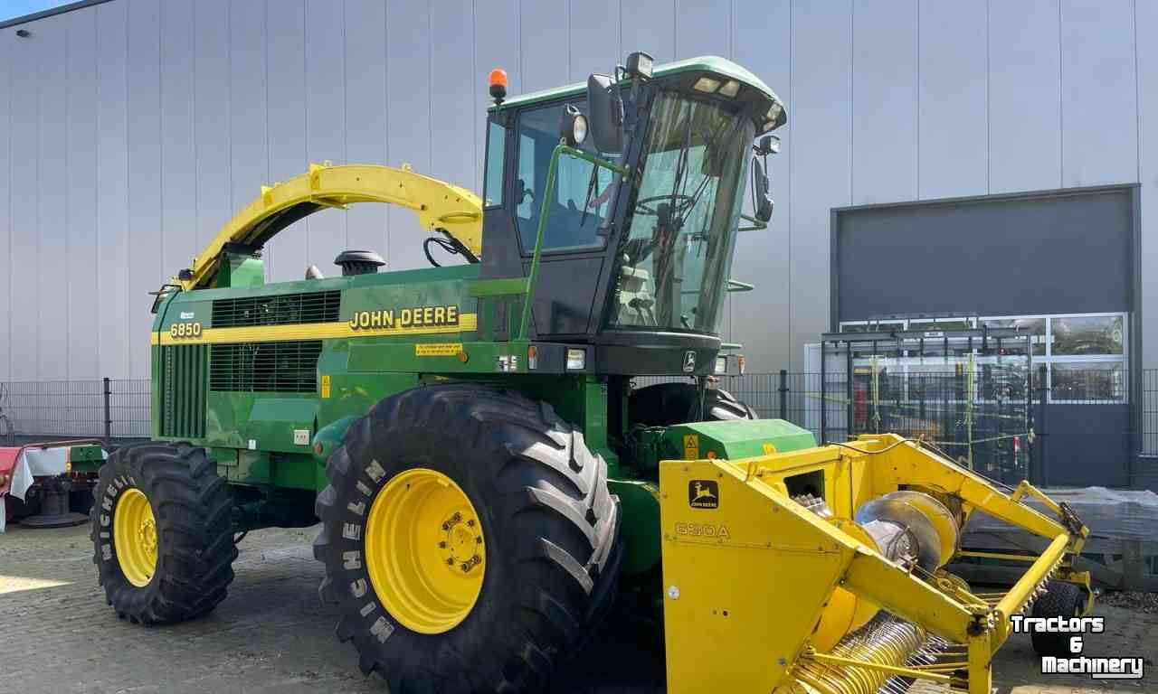 Forage-harvester John Deere 6850 Zelfrijdende Veldhakselaar + 630A Gras Pick-Up