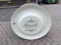 Wheels, Tyres, Rims & Dual spacers New Holland Molcon W8-32 set velgen vast